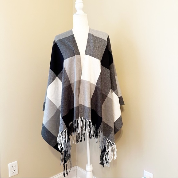 Adrienne Vittadini Plaid Black Gray Fringe Wrap NWT - Picture 1 of 7